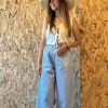 pantalón azul hecho con tela de macramé
