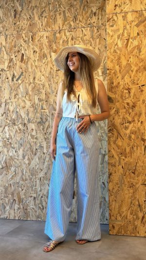 pantalón azul hecho con tela de macramé