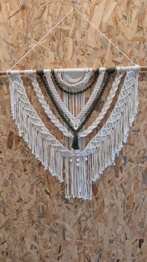 TAPIZ DE MACRAMÉ BLANCO Y VERDE